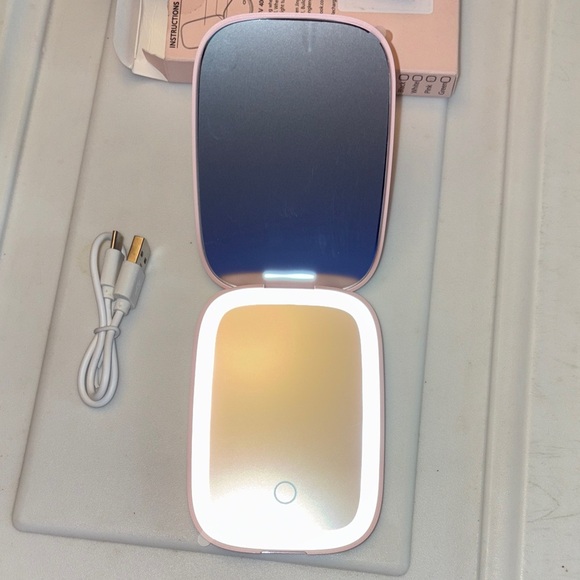 🆕 LED Compact Mirror with Floral Design - Picture 4 of 10